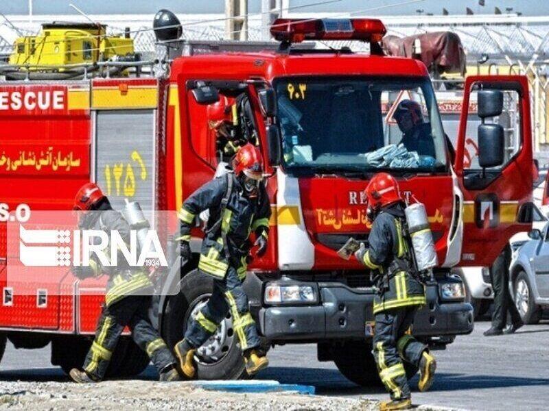 تیم های امدادی البرز به محل آتش سوزی واحد صنعتی در  بویین زهرا اعزام شدند