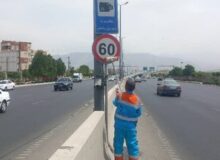 بهسازی و پاکسازی علائم ترافیکی در کمربندی مهرشهر انجام شد
