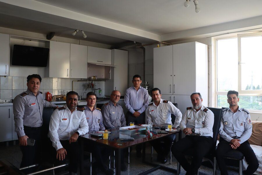 رئیس کمیسیون سلامت، محیط زیست و خدمات شهری با آتش‌نشانان دیدار کرد