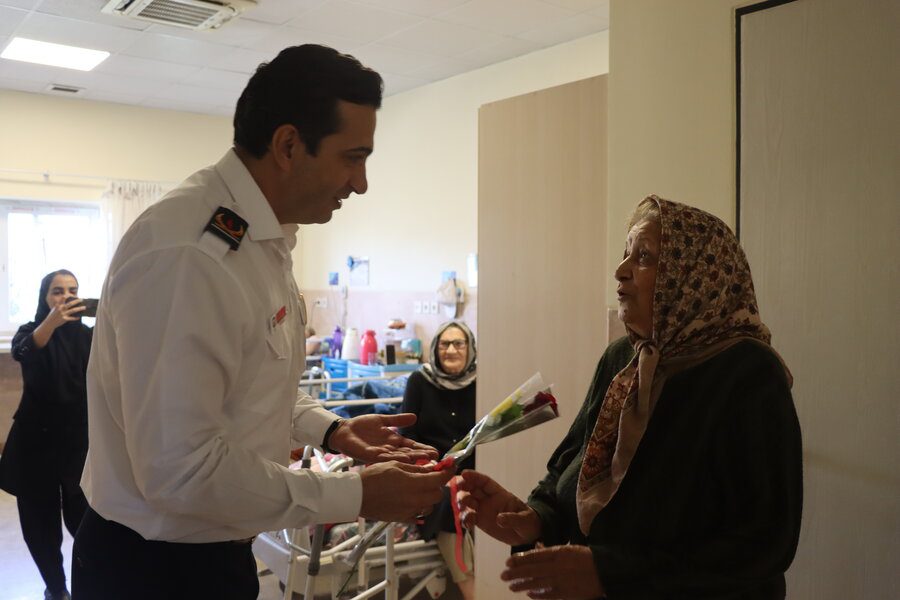 آتشنشانان کرجی به ملاقات سالمندان کهریزک رفتند