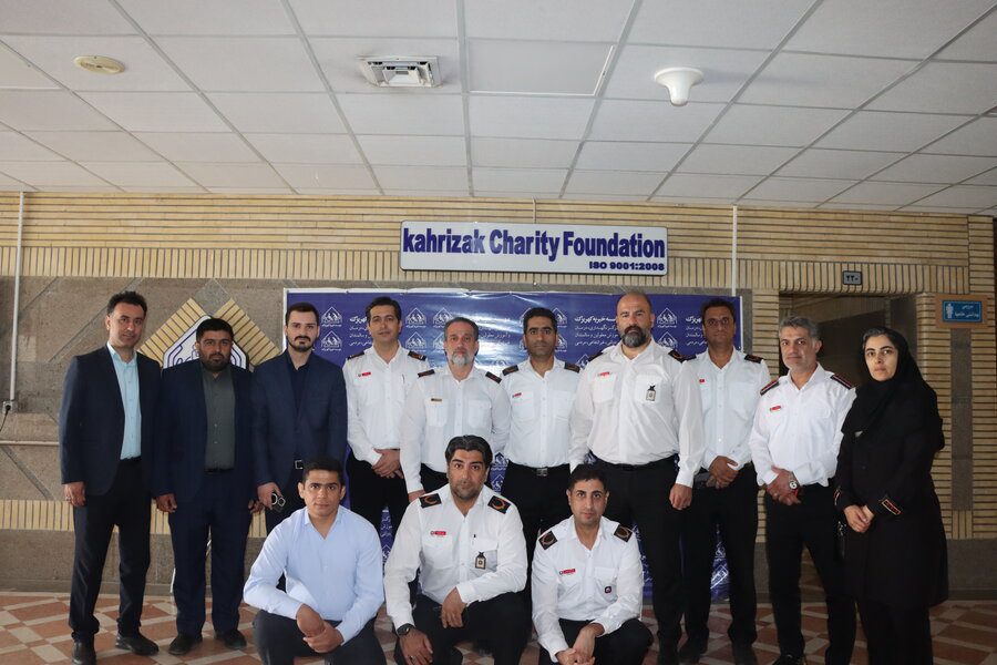 آتشنشانان کرجی به ملاقات سالمندان کهریزک رفتند