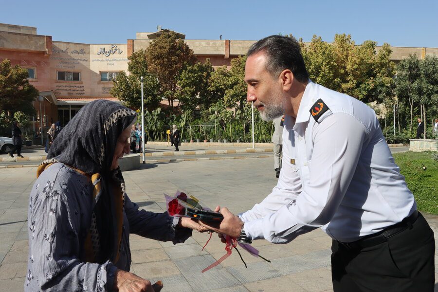 آتشنشانان کرجی به ملاقات سالمندان کهریزک رفتند