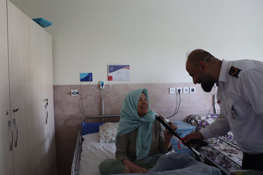 آتشنشانان کرجی به ملاقات سالمندان کهریزک رفتند