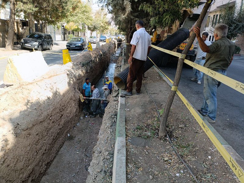 تداوم عملیات اجرایی پروژه جمعآوری آبهای سطحی در خیابان شبنم ۷