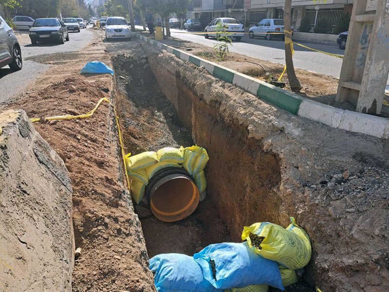 تداوم عملیات اجرایی پروژه جمعآوری آبهای سطحی در خیابان شبنم ۷