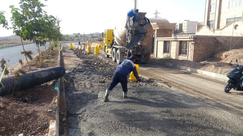 تداوم عملیات اجرایی پروژه جمعآوری آبهای سطحی در خیابان شبنم ۷