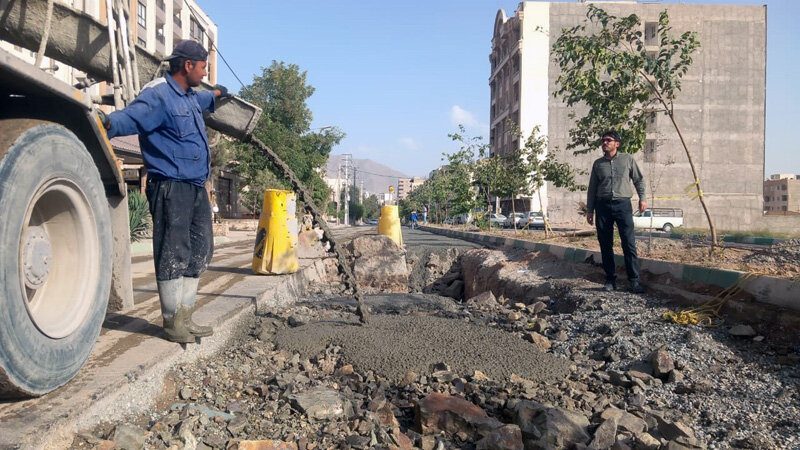 تداوم عملیات اجرایی پروژه جمعآوری آبهای سطحی در خیابان شبنم ۷