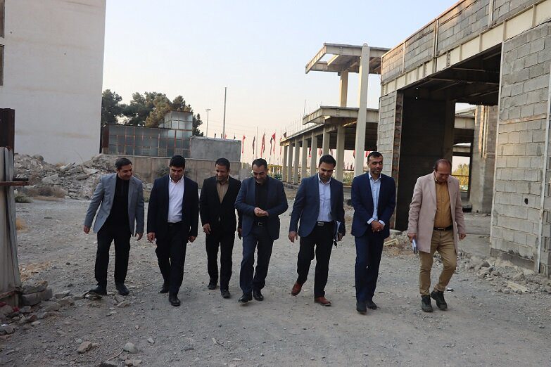 عضو شورای شهر کرج از پروژه مهرویلا بازدید کرد