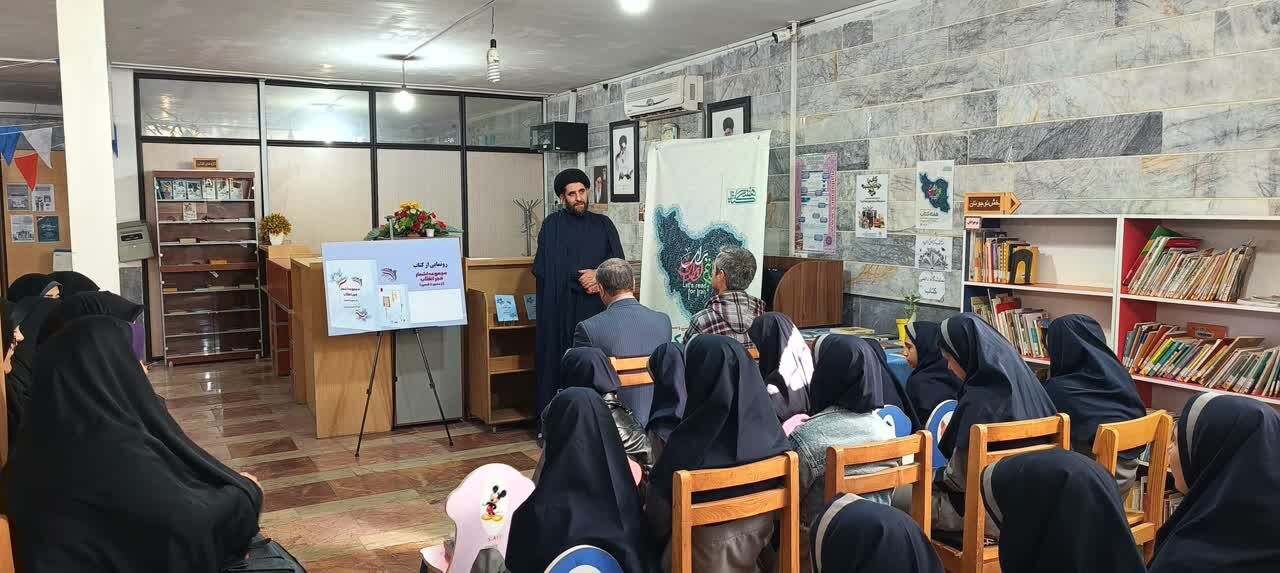 مجموعه اشعار فجر انقلاب در چهارباغ رونمایی شد