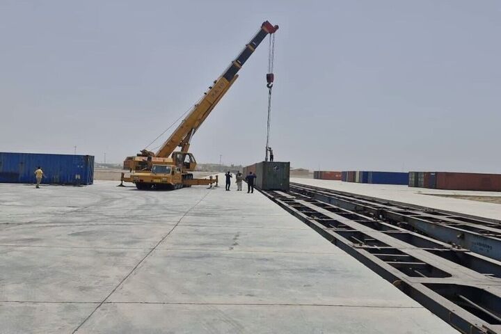 نخستین محموله ریلی کانتینری چین از طریق بندر خشک آپرین وارد منطقه ویژه اقتصادی پیام شد