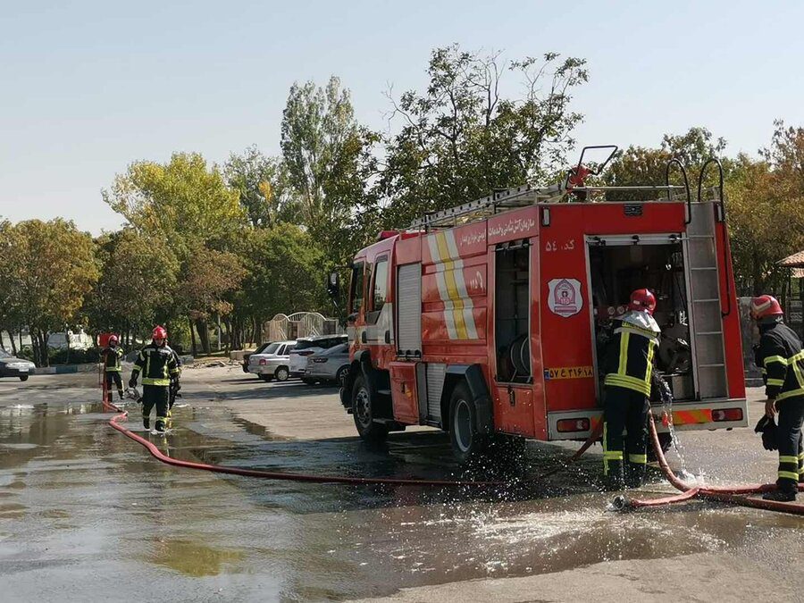 نمایش توان عملیاتی نیروهای آتش‌نشانی کرج در اردوی آموزشی همدان