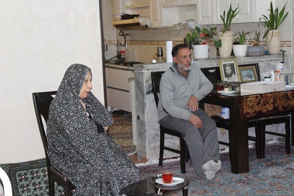 دیدار با خانواده شهیدان موسوی و برپایی میزخدمت در منطقه ۷ شهرداری کرج