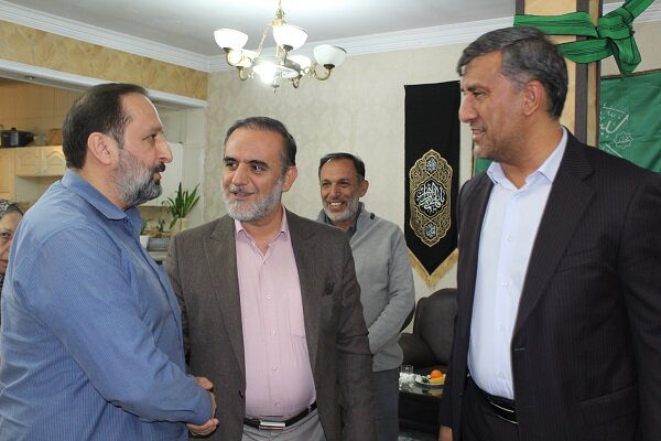 دیدار با خانواده شهیدان موسوی و برپایی میزخدمت در منطقه ۷ شهرداری کرج