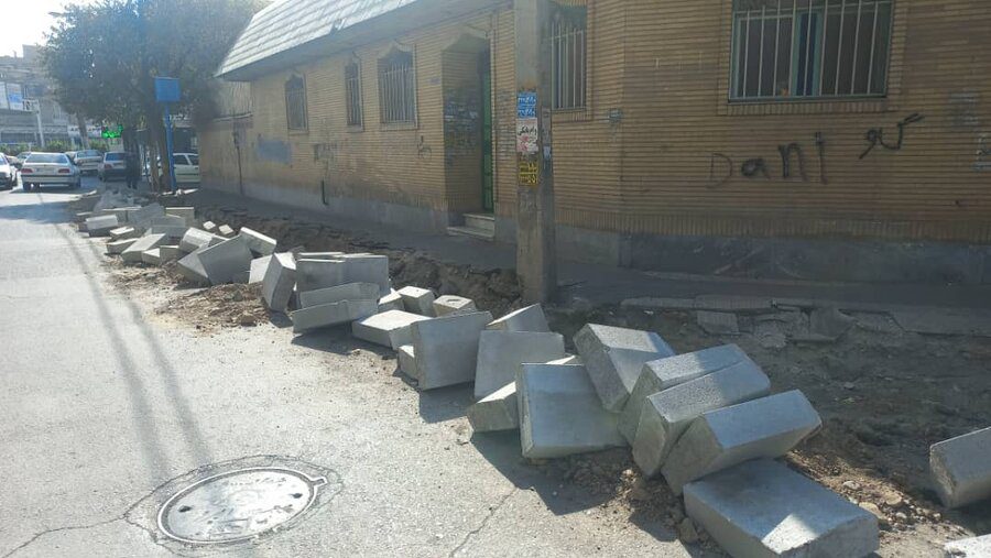 اجرای عملیات جدول‌گذاری و پیاده‌روسازی در کوی ولی‌عصر و دولت‌آباد