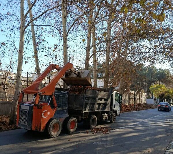 انجام روزانه عملیات برگ‌روبی در منطقه ۴ کرج / آماده‌باش کامل برای بارندگی‌ها