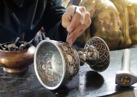 از ورق مس تا اشتغال پایدار؛ روایتی از آموزش و تولید صنایع‌دستی