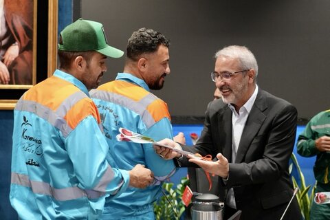 کارگران پیشانی مدیریت شهری هستند/ وعده شهردار برای حرکت به سمت خانه‌دار شدن کارگران