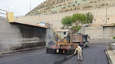 عملیات آسفالت سکوی انتقال زباله خلج‌آباد تکمیل شد