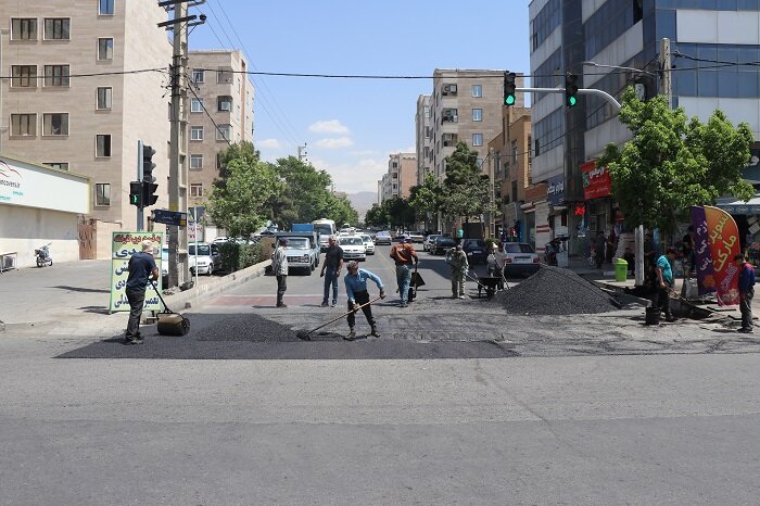 آسفالت معابر محله ۲۲ بهمن و بلوار باهنر کرج نوسازی شد؛ تحقق بیشترین مطالبه شهروندان