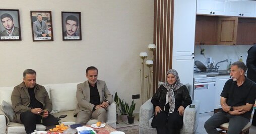 دیدار مدیر منطقه هشت با خانواده معظم شهید جواد ایزدی