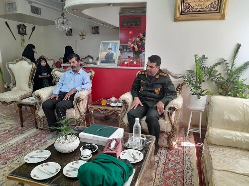 دیدار صمیمی رئیس سازمان بسیج شهرداری کرج با خانوادههای معظم شهدای جنگ رمضان