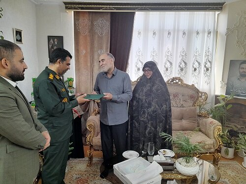 دیدار صمیمی رئیس سازمان بسیج شهرداری کرج با خانوادههای معظم شهدای جنگ رمضان
