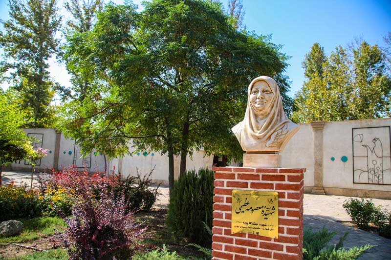 سردیس تجلی وفاداری و ایثار مقابل ورودی پارک بانوان جهانشهر