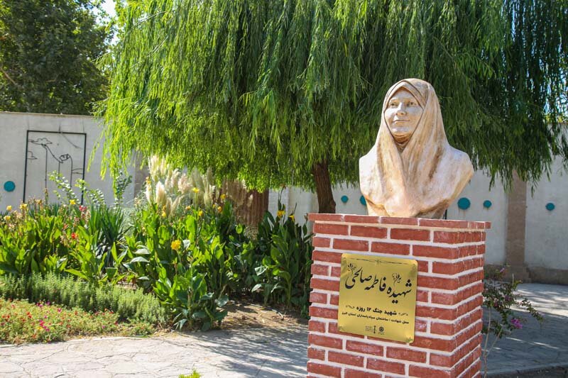سردیس تجلی وفاداری و ایثار مقابل ورودی پارک بانوان جهانشهر