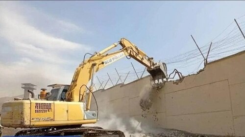 آغاز عملیات تخریب دیوارهای زندان رجائی‌شهر با مشارکت ماشین‌آلات سازمان مدیریت پسماند