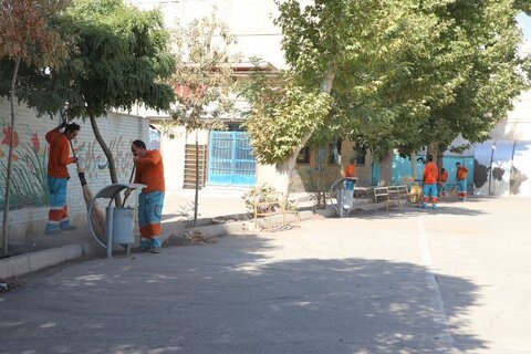 حضور عوامل خدمات شهری منطقه ۵ کرج در مدارس همزمان با بازگشایی
