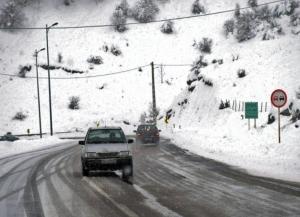 بارش برف سبب لغزندگی جاده کرج – چالوس شده است