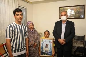 وزیر بهداشت به نمایندگی از رییس جمهور با خانواده شهید مدافع حرم در فردیس دیدار کرد