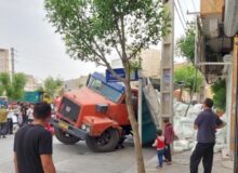 فرونشست زمین باعث واژگونی کامیون آرد در فردیس شد
