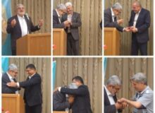 سردار نوعی اقدم بر دستان چهار فرهنگی پیشکسوت شهرستان چهارباغ بوسه زد