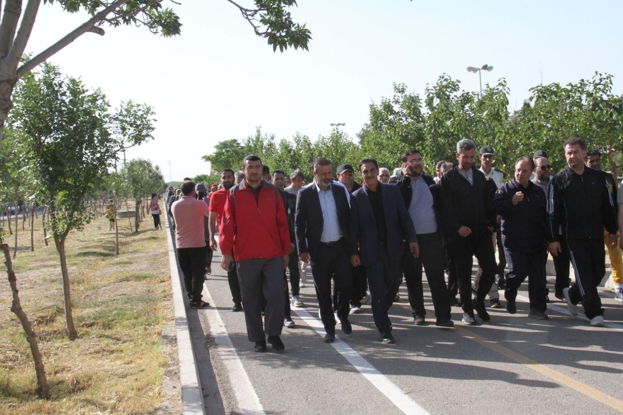 همایش بزرگ پیاده روی خانوادگی در شهر هشتگرد برگزار شد