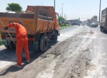 حمل بتن مازاد توسط بونکرها موجب زحمت مضاعف کارگران شهرداری شد