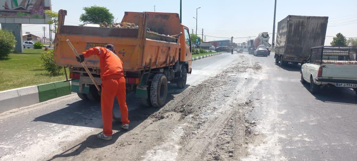 حمل بتن مازاد توسط بونکرها موجب زحمت مضاعف کارگران شهرداری شد