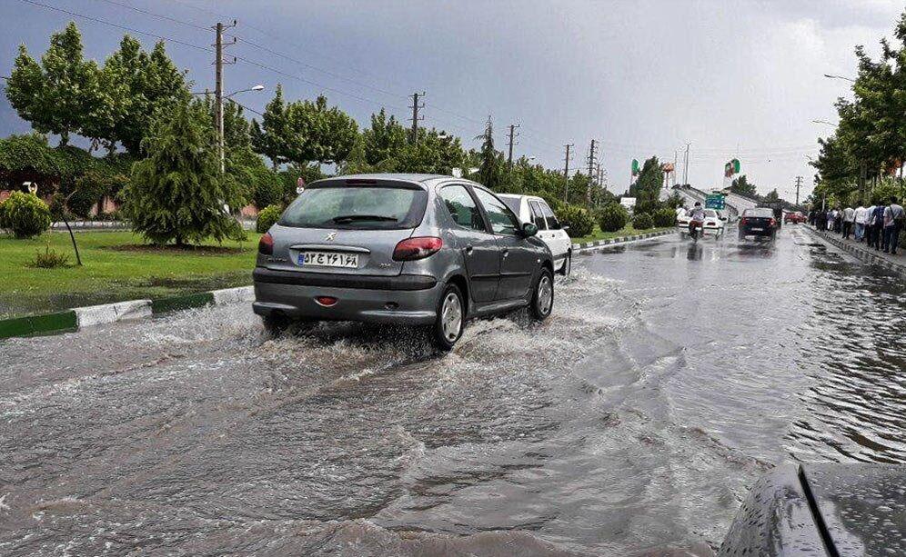 بارش شدید باران در مناطق شمالی کرج سیلاب به راه انداخت