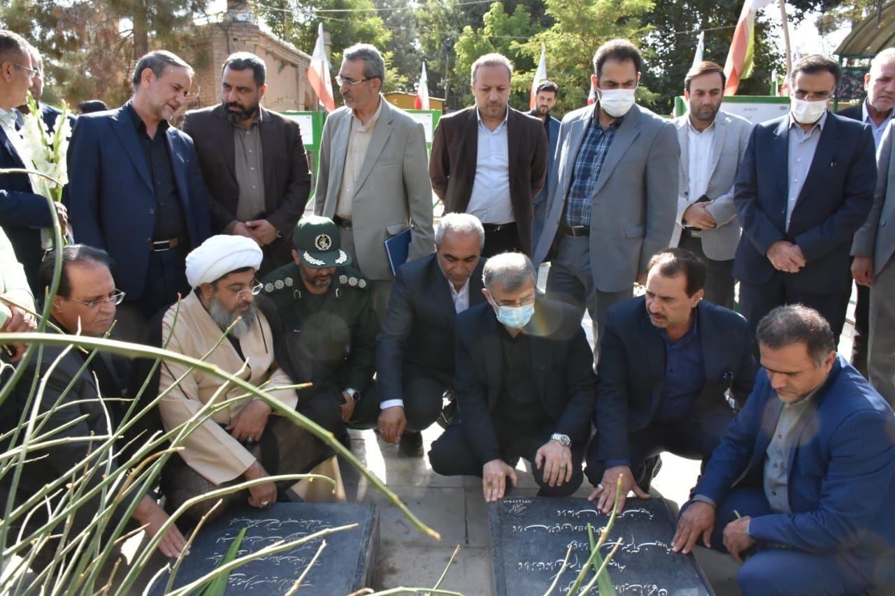 استاندار البرز به مقام شامخ شهدا در ساوجبلاغ ادای احترام کرد