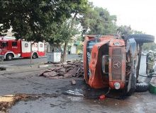 واژگونی کامیون سبب انسداد بلوار شورا در کرج شد