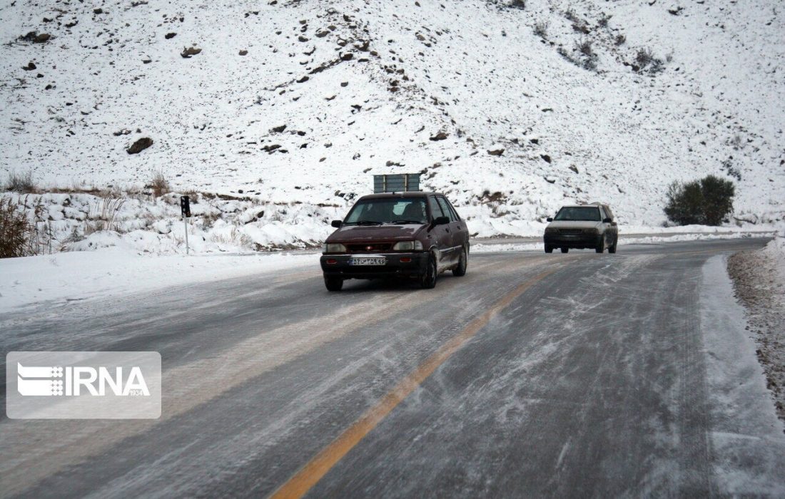 پلیس راه : بارش برف سبب لغزندگی جاده کرج – چالوس شده است