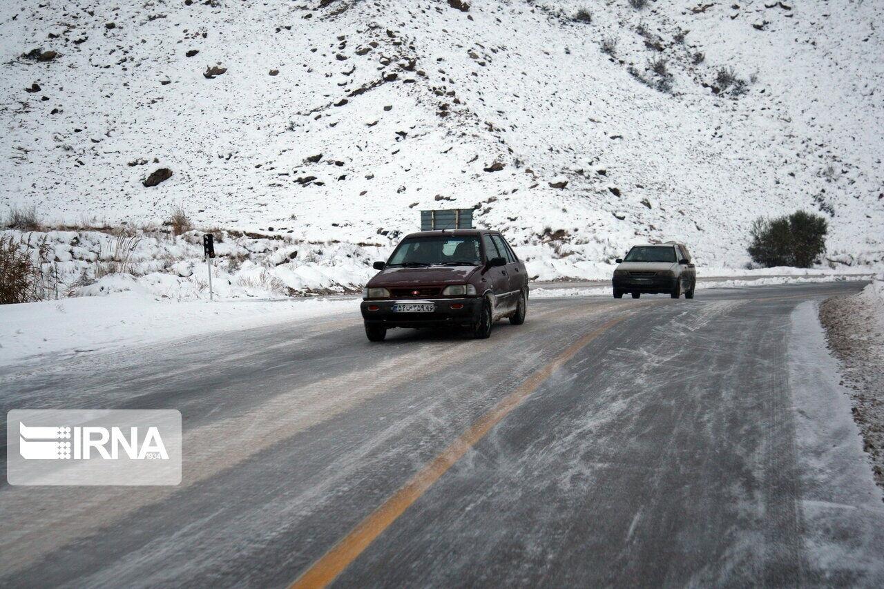 پلیس راه : بارش برف سبب لغزندگی جاده کرج – چالوس شده است