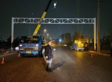 نصب تابلوهای هدایت مسیر دروازه ای در بلوار شهید بیات