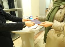 اهدای ۴۰ کارت هدیه کمک معیشتی به مددجویان کمیته امداد در آستانه شب یلدا