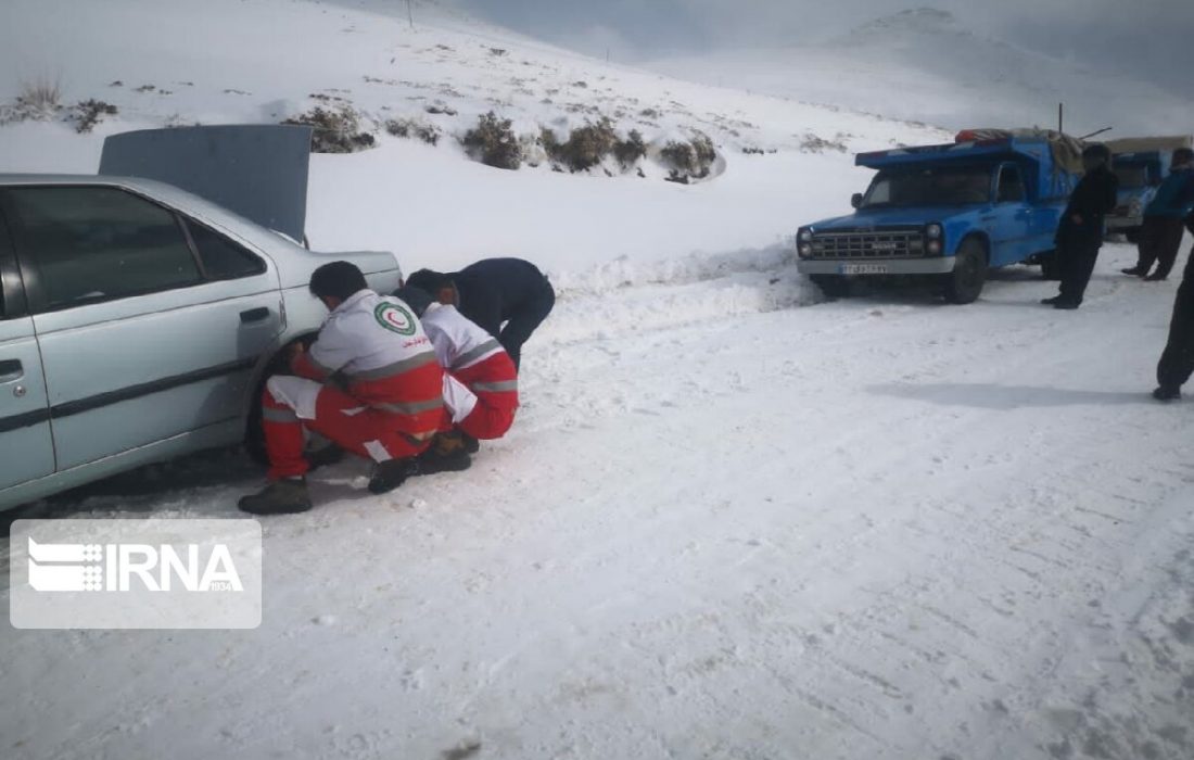 امدادرسانی به ۳۵ دستگاه خودرو گرفتار برف در راه های البرز