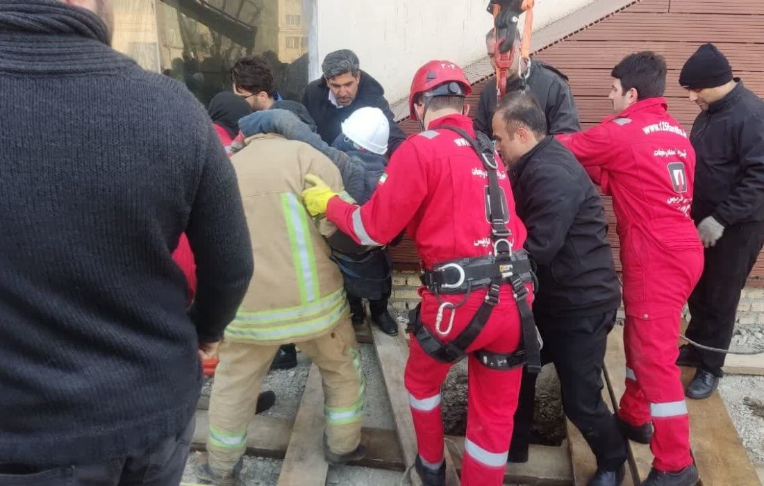 نجات یک کارگر ساختمانی توسط نیروهای آتش نشان در فردیس