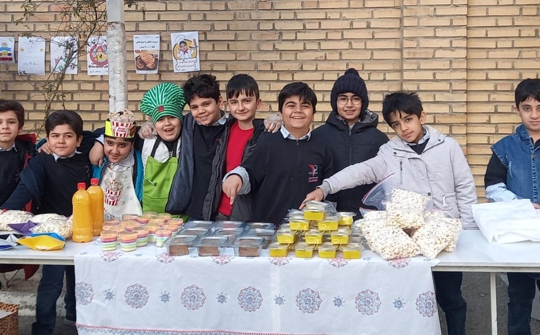 دانش آموزان کرجی برای زلزله زدگان خوی بازارچه کارآفرینی بر پا کردند