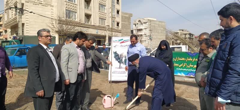 غرس ۶۰۰ اصله نهال به مناسبت روز درختکاری در شهرستان نظرآباد