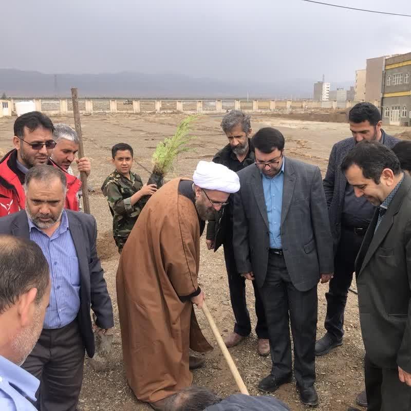 برگزاری مراسم گرامیداشت هفته منابع طبیعی و درختکاری در مصلای نماز جمعه شهرستان اشتهارد