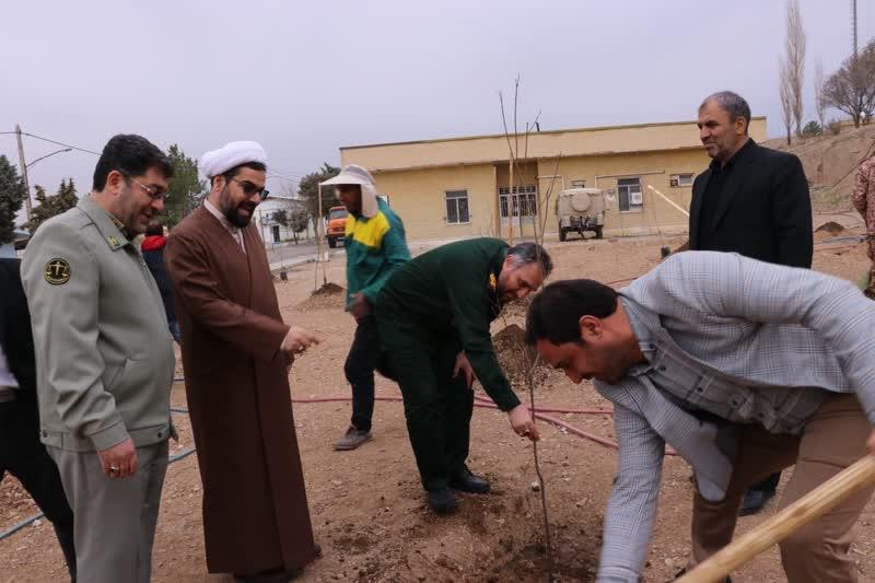 کاشت ۴۴ هزار اصله نهال مثمر و غیرمثمر در لشکر عملیاتی ۱۰ سیدالشهدا البرز